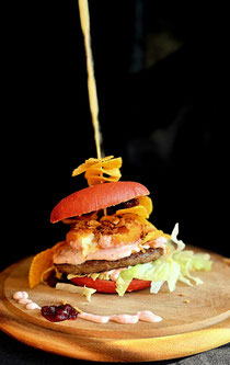 🍔Burger des Monats 🍔 Camembert Burger   226g Beef auf Eisbergsalat, belegt mit gebackenem Camembert. Verfeinert mit einer hausgemachten Cranberrycreme. On top ein Crunch- Mix aus Röstzwiebeln und feurigen Chips. In einem 'red love bun'