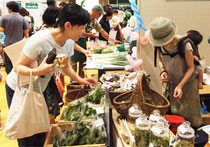 マーケットで野菜を売るみちる