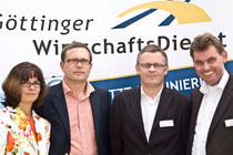 Anke Domanja, Ulrich Büchner (beide FLYnet), Sven Schulz (GöWD) und Andreas Bosk (Bosk Consult) vor dem Info-Stand des Göttinger WirtschaftsDienstes.