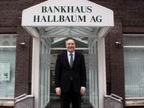 Ist dem Bankhaus seit 1999 verbunden: Filialdirektor Martin König vor der Hallbaum-Filiale in der Theaterstraße.