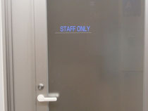 職 員 控 室
