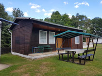 Blick auf einen Familienbungalow auf dem Campingplatz Lisa Schaepmann