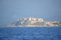 La citadelle de Calvi, vue de la mer