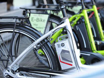 Elektrofahrräder auf der Messe Eurobike. Foto: Patrick Seeger/Archiv