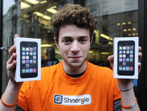 Apple-Fan Michael Fisher war einer der ersten Käufer des neuen iPhone 5s in London. Foto: Facundo Arrizabalaga