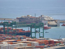 Die «Costa Concordia» ist angekommen. Nun soll mit dem Verschrotten des Schiffs begonnen werden. Foto: Alessandro Di Meo. Foto: Luca Zennaro