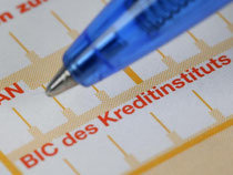 Ab dem 1. Februar kann auf die Angabe der internationalen Bankleitzahl BIC verzichtet werden. Foto: Uwe Anspach