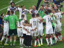 Noch auf dem Rasen tanzten die deutschen Weltmeister-Spieler. Foto: Thomas Eisenhuth