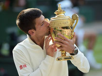 Novak Djokovic küsst die Wimbledon-Trophäe. Foto: Facundo Arrizabalaga