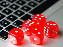 Spielsucht und hohe Verluste - das Glücksspiel im Internet hat seine Schattenseiten. Die EU-Kommission will mit strikten Regeln gegensteuern. Doch sie kann den EU-Staaten nur Tipps geben. Foto: Axel Heimken
