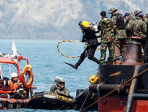 Ein Taucher springt am Unglücksort ins Wasser. Die Suche nach Ofern der Fährkatastrophe dauert an. Foto: Yonhap