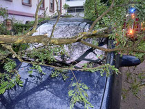 Schock für Autobesitzer: Doch bei Unwetterschäden springt die Teilkaskoversicherung ein. Foto: Patrick Seeger