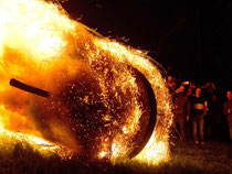 Bei einem Osterritual werden in Lügde seit vielen Generationen brennende Holzräder von Hügeln gerollt. Foto: Caroline Seidel