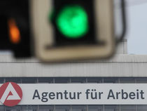 Experten rechnen im Schnitt mit einem Rückgang der Arbeitslosenzahlen um rund 75 000 auf 3,02 Millionen. Foto: Uwe Zucchi
