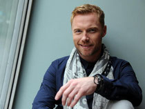 Der irische Sänger Ronan Keating macht es richtig: Er kombiniert das Halstuch mit einem legeren Outfit. Foto: Britta Pedersen