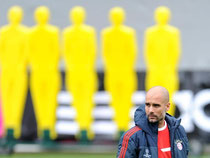 Pep Guardiola beobachtet das Abschlusstraining seiner Mannschaft. Foto: Andreas Gebert