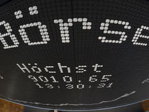 Sparplan oder Einmalanlage? Wer sich diese Frage stellt, sollte wissen: Keine der beiden Anlageformen begrenzt die Verluste am Aktienmarkt. Foto: Arne Dedert