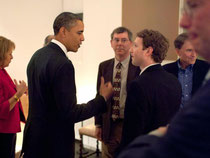 Facebook-Chef Mark Zuckerberg im Gespräch mit US-Präsident Barack Obama. Foto: Pete Souza