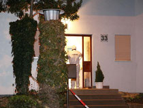 Ein Beamter der Spurensicherung betritt das Haus, in dem sich eine Familientragödie ereignet hat. Foto: FRIEBE|PR/Specht