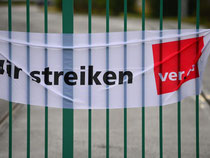 Warnstreik-Banner der Gewerkschaft Verdi. Foto: Martin Schutt
