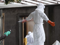 Desinfektion eines Pflegers in einem Krankenhaus in Liberia. Nun hat sich auch ein Arzt in Nigeria infiziert, weitere Menschen zeigen Symptome. Foto: Ahmed Jallanzo