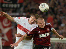 Schwaab und Nürnbergs Hlousek im Kopfballduell. Foto: Marijan Murat