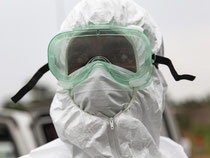 Eine Krankenschwester in Liberia im Schutzanzug. In Nigeria ist Klinikpersonal aus Angst geflohen. Foto: Ahmed Jallanzo