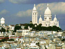 Wird es auf dem Vorplatz der Kirche Sacré-Coeur zu voll, lohnt ein Abstecher auf den westlichen Teil des Hügels von Montmartre mit seinen kleinen Häusern und überwucherten Fassaden. Foto: Paris Tourist Office/Jacques Lebar