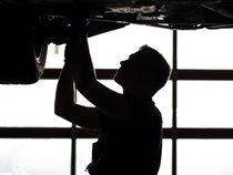 Mechaniker-Lehrling bei der Arbeit: Für Jugendliche ist die Chance auf einen Ausbildungsplatz derzeit so gut wie nie. Foto: David Ebener