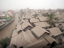 Die Dächer in Yogyakarta sehen beinahe schneebedeckt aus. Foto: Bimo Satrio
