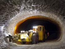 Spezialfahrzeug auf einer 840 Meter tiefen Strecke im Erkundungsbergwerk in Gorleben. Foto: Rainer Jensen / Archiv