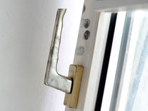 Spurensicherung nach einem Wohnungseinbruch: Wer das Fenster auf Kipp lässt, macht es Einbrechern unnötig leicht. Foto: Julian Stratenschulte