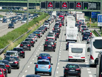 Reisende müssen sich noch einmal gedulden: Auf vielen Autobahnen wird es am Wochenende wieder voll. Foto: Peter Kneffel