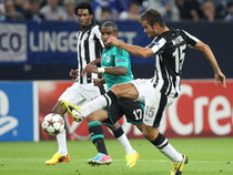 Schalkes Jefferson Farfan (M) kommt gegen Miguel Vitor (r) nicht zum Zug. Foto: Friso Gentsch