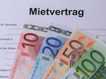Bei der Wohnungssuche kann es sich künftig lohnen, einen Blick in einen Mietspiegel zu werfen. Denn nach den Plänen der Koalition soll die Miete nach einem Mieterwechsel höchstens zehn Prozent über dem ortsüblichen Niveau liegen dürfen. Foto: Armin Weigel