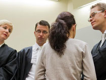 Beate Zschäpe zwischen ihren Anwälten Anja Sturm (l-r), Wolfgang Stahl und Wolfgang Heer. Foto: Peter Kneffel