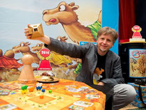 Spiele-Erfinder Steffen Bogen freut sich über die Auszeichnung «Spiel des Jahres 2014» für «Camel up». Foto: Bernd von Jutrczenka