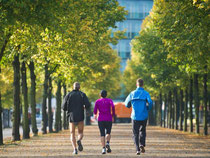 Gemeinsam joggen: Besonders heilend wirkt Bewegung bei Herzproblemen und Diabetes, so die Studie. Foto: Ole Spata