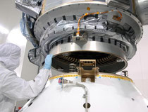 Ein Mitarbeiter arbeitet vor dem Start im Jahr 2009 an der NASA-Sonde «Wise». Foto: NASA/Doug Kolkow