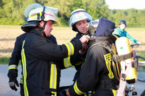 Einsatzleiter Michael Nix (l.) überzeugte sich selbst, dass die Atemschutzausrüstung seiner Einsatzkräfte richtig funktionierte.