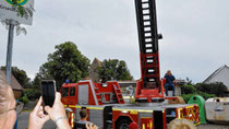 Als die Drehleiter für die Feuerwehren der Verbandsgemeinde Arneburg-Goldbeck in Iden eintraf, begrüßten einige Einwohner die Brandbekämpfer. Die Drehleiter, für die die Verbandsgemeinde rund 100 000 Euro investierte, soll ihren Stammplatz in Iden erhalten. Das Gerätehaus wird dafür erweitert. Foto: Ingo Gutsche