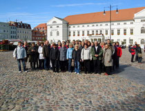 Teilnehmer am Verbandstag auf dem Markt von Wismar