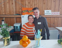 Samantha und Benedikt machten an unserem Hoffest wunderschöne Cocktails