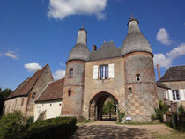 Le châtelet d'entrée ou porche du XIIe siècle et ses deux tours du XVe ou du début du XVIe siècle. © TEMPLE DE PARIS