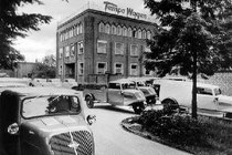 Um 1949 parkten noch die dreirädrigen Tempo-Vehikel vor dem Verwaltungsgebäude der damaligen Vidal & Sohn in Harburg. Später übernahm Mercedes die Fabrik.  Foto: Mercedes Benz AG Werk Hamburg