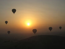 Montgolfière au soleil levant