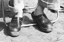Standardschuh der Grenzstr. : schwere Holzclogs, selbstbesohlt mit abgefahrenen Motorradreifen
