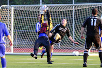 Kastellaun Spielertrainer und Torwart Stefan Heyer ließ sich auch in dieser Szene gegen die schwarz gekleideten Treis-Kardener nicht überwinden. Der SVC siegte an der Mosel mit 3:0. Foto: Markus Kroth