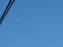 ~~晴天に小さい月~~