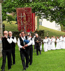 Le bagad des Sonerien an Tevenn, en tête de la procession. suivi des bannières. dont celle de Saint-Egarec et de la statue de la vierge, portée par les servants de la messe.